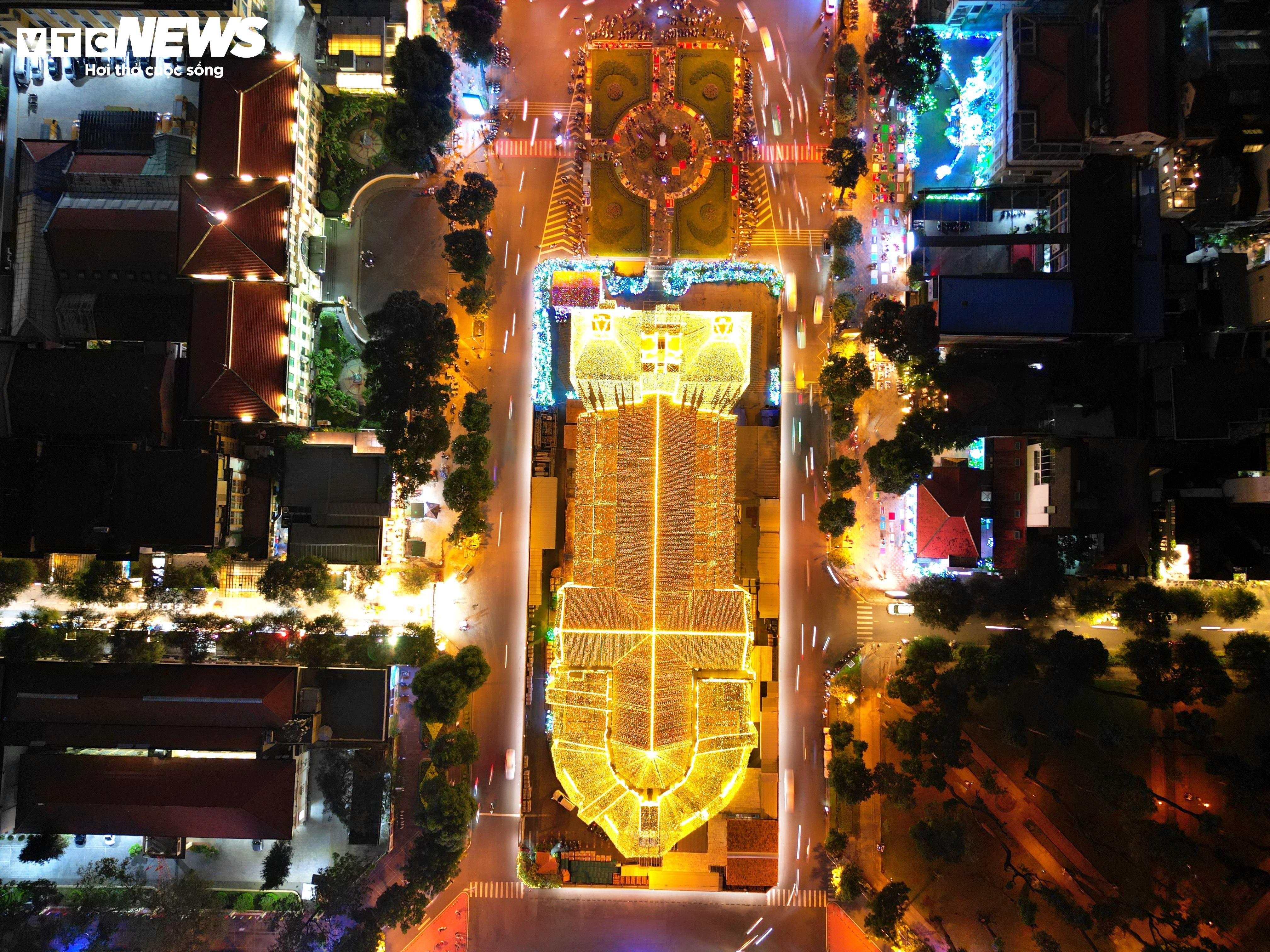 ວິຫານ Notre Dame ຖືກປົກຄຸມດ້ວຍໄຟ LED ຍາວ 1,000 ກິໂລແມັດ, ສ່ອງສະຫວ່າງເພື່ອຕ້ອນຮັບວັນຄຣິສມາສ - 8