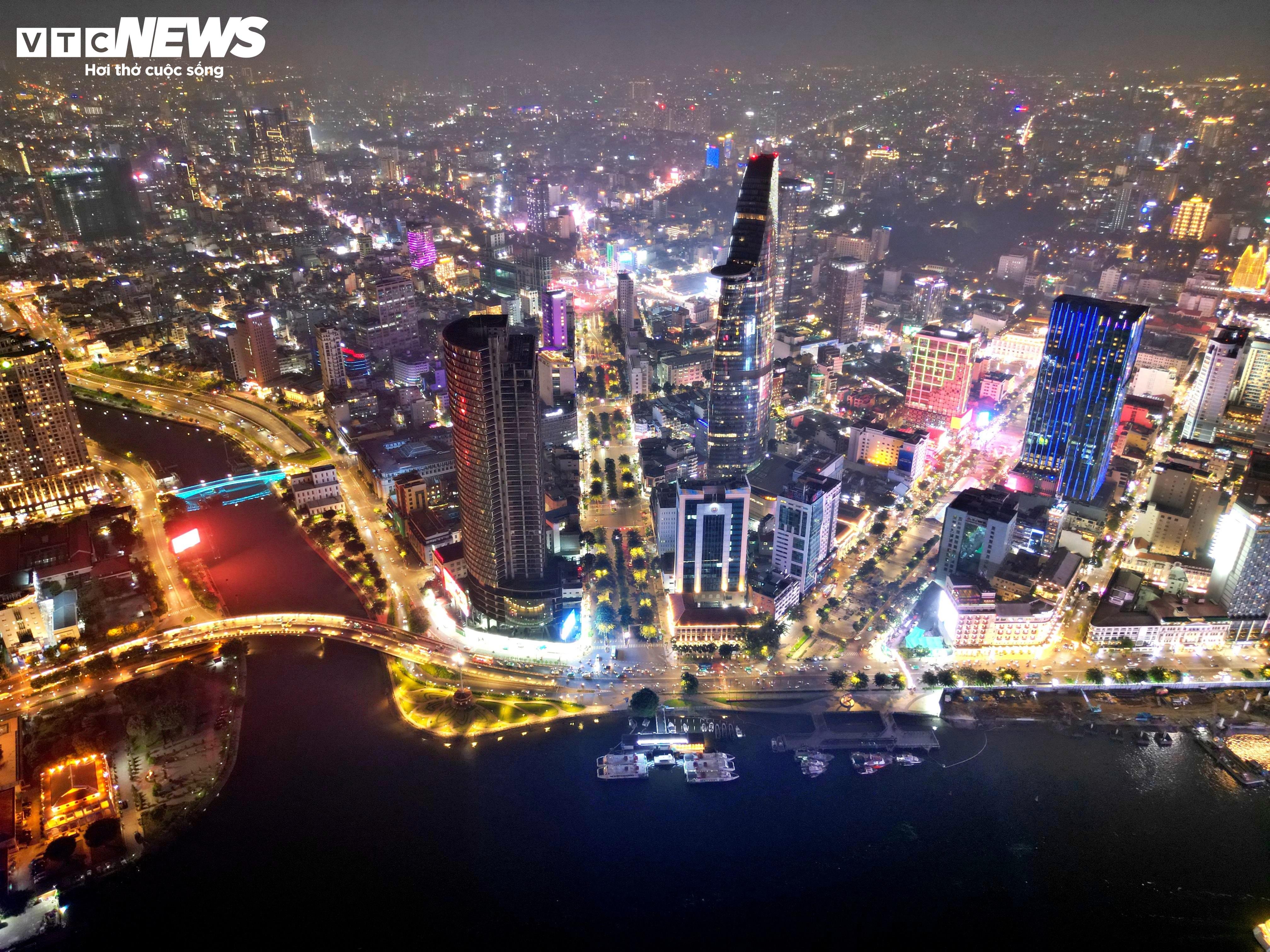 ວິຫານ Notre Dame ຖືກປົກຄຸມດ້ວຍໄຟ LED ຍາວ 1,000 ກິໂລແມັດ, ສ່ອງສະຫວ່າງເພື່ອຕ້ອນຮັບວັນຄຣິສມາສ - 10