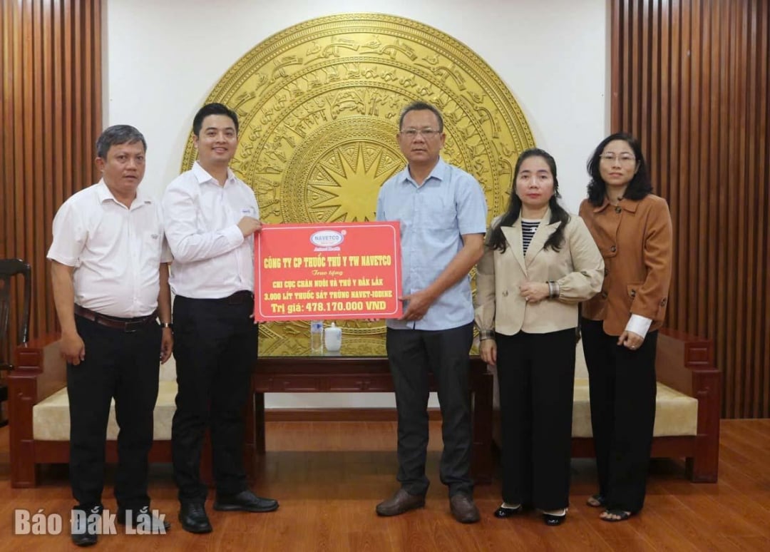 Navetco donated disinfectants to Dak Lak province.