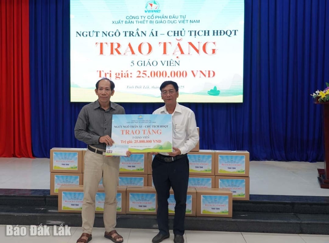 Un reprezentant al companiei a oferit sprijin financiar din partea profesorului emerit Tran Ngoc Ai profesorilor ale căror case au fost avariate de inundații.