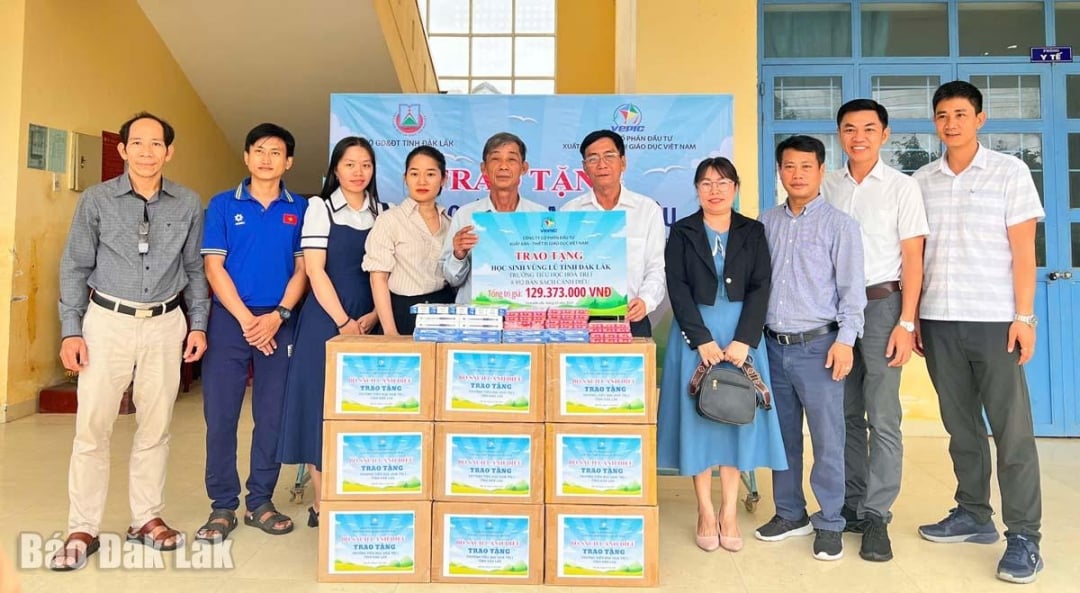 Compania VEPIC oferă cărți, caiete și pixuri școlii primare Hoa Tri 1.