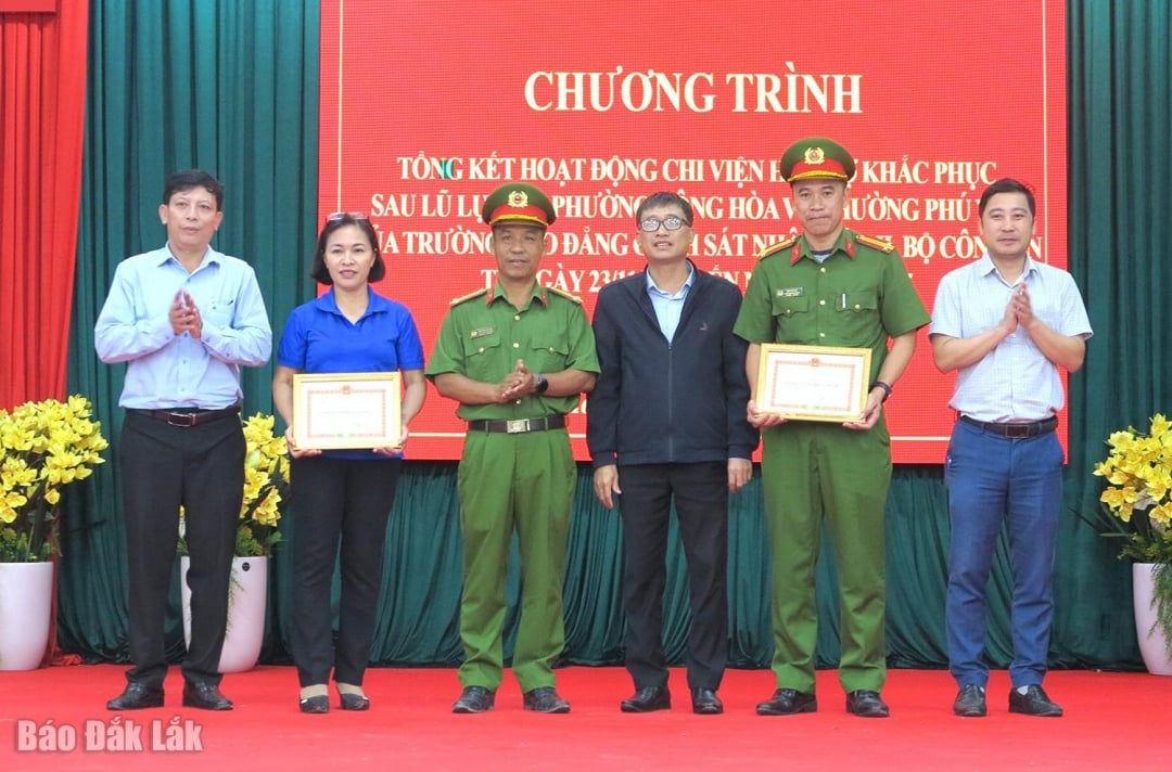 Οι αρχηγοί των θαλάμων Phu Yen βράβευσαν 2 ομάδες.