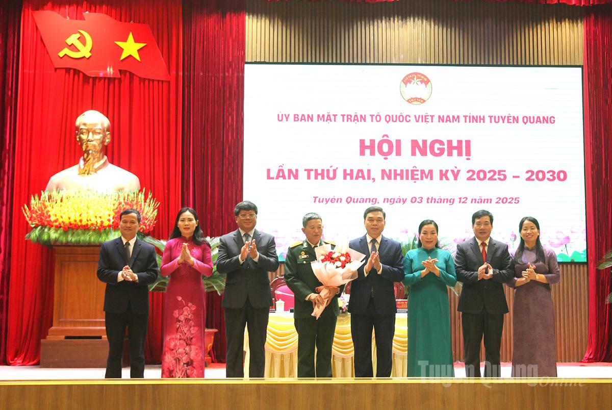 ថ្នាក់ដឹកនាំគណៈកម្មាធិការរណសិរ្សមាតុភូមិវៀតណាមខេត្តបានជូនកម្រងផ្កាអបអរសាទរចំពោះលោក Luong Van Hiep អនុប្រធានគណៈកម្មាធិការរណសិរ្សមាតុភូមិវៀតណាមខេត្ត ប្រធានសមាគមអតីតយុទ្ធជនខេត្ត។