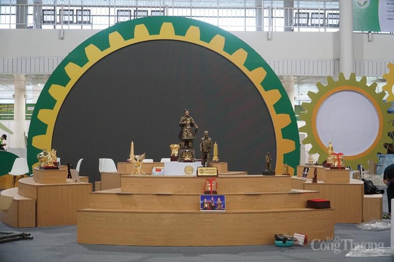 Förberedelserna inför mässan är i princip klara. Organisationskommittén visar upp produkterna i den allmänna montern.