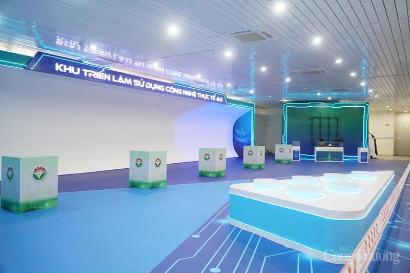 Utställningsområdet använder 3D-kartläggning med virtuell verklighet, Holofan gör det möjligt att reproducera stora modeller av maskiner och industriell utrustning i form av skarpa tredimensionella bilder.