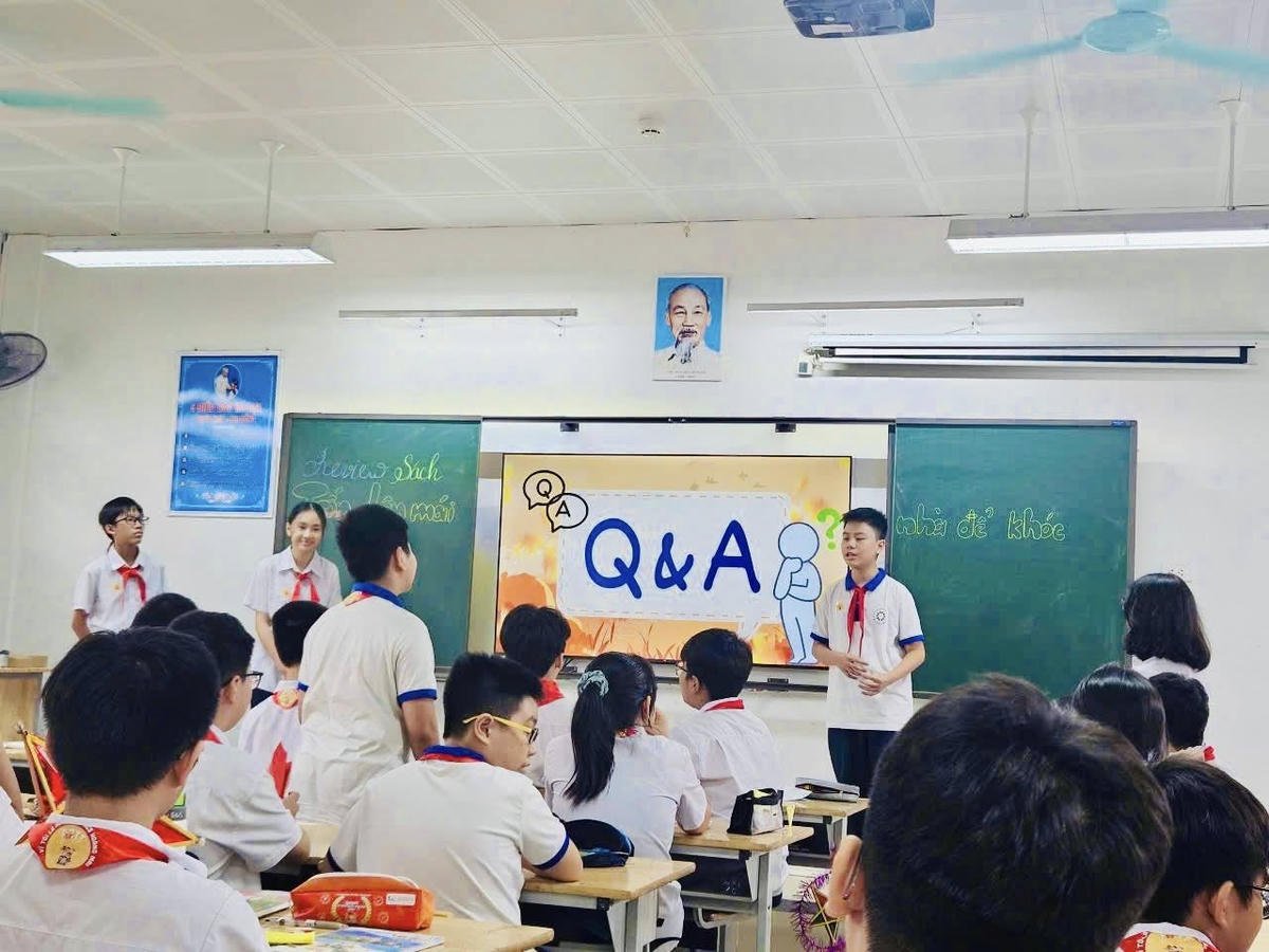 Uma turma de estudantes de Hanói.