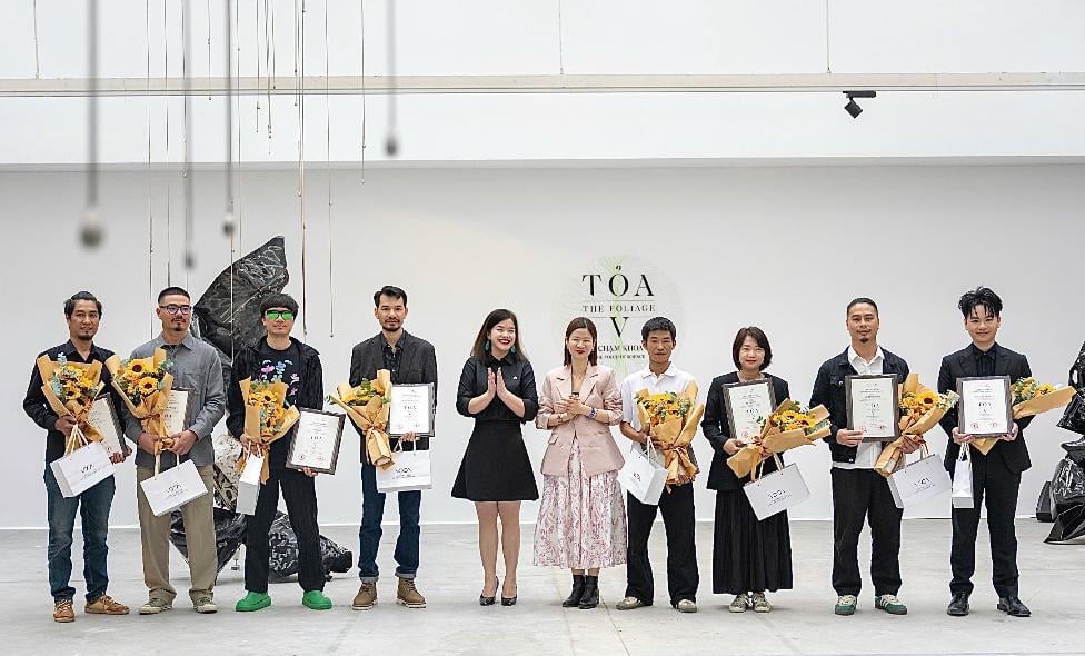 Виконавчий директор фонду Vinfuture доктор Ле Тай Ха та директор VCCA пані Нгуєн Тра Мі вручили квіти, подарунки та сертифікати художникам-учасникам виставки.