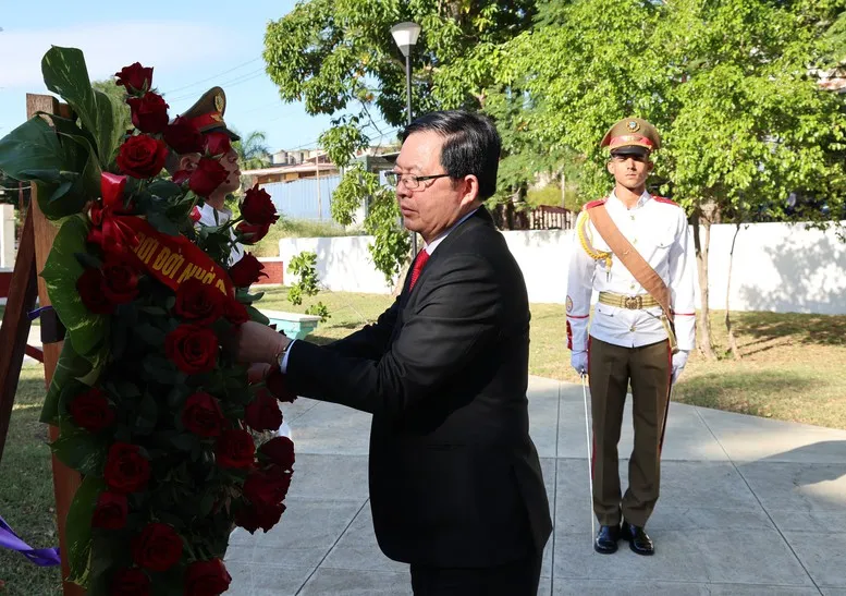 Phó Thủ tướng Hồ Quốc Dũng dâng hoa tưởng niệm Chủ tịch Hồ Chí Minh tại Thủ đô La Habana - Ảnh 1.