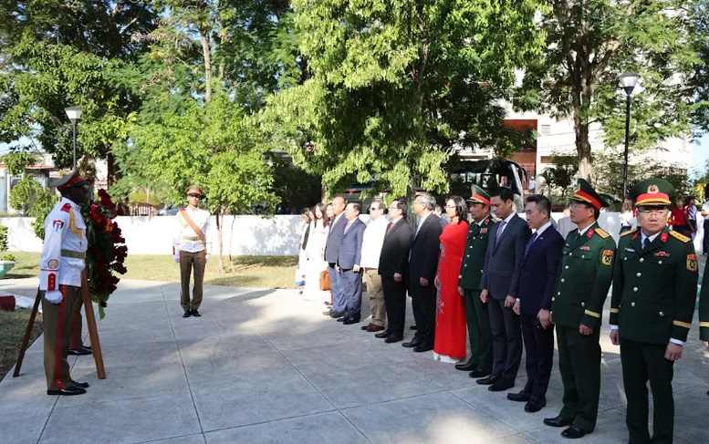 Phó Thủ tướng Hồ Quốc Dũng dâng hoa tưởng niệm Chủ tịch Hồ Chí Minh tại Thủ đô La Habana - Ảnh 2.