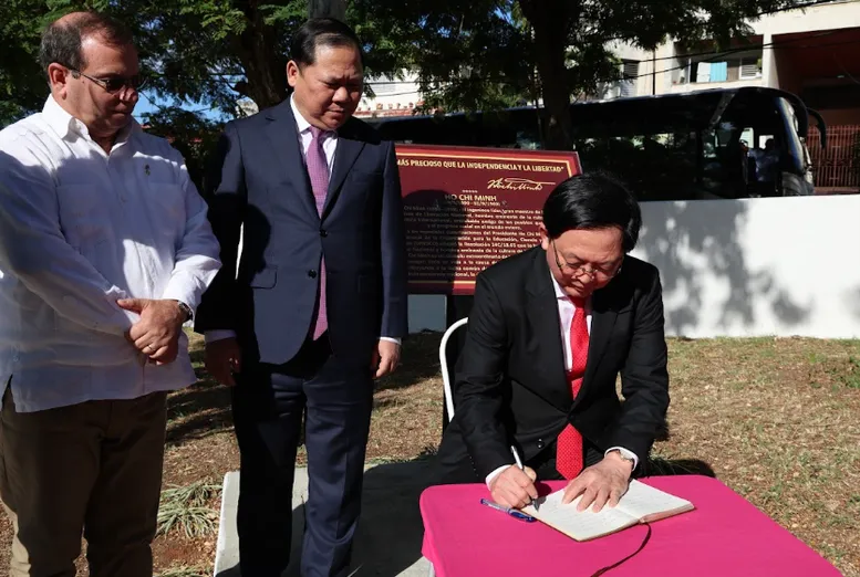 Phó Thủ tướng Hồ Quốc Dũng dâng hoa tưởng niệm Chủ tịch Hồ Chí Minh tại Thủ đô La Habana - Ảnh 3.
