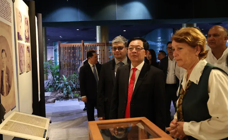 Phó Thủ tướng Hồ Quốc Dũng dâng hoa tưởng niệm Chủ tịch Hồ Chí Minh tại Thủ đô La Habana - Ảnh 5.