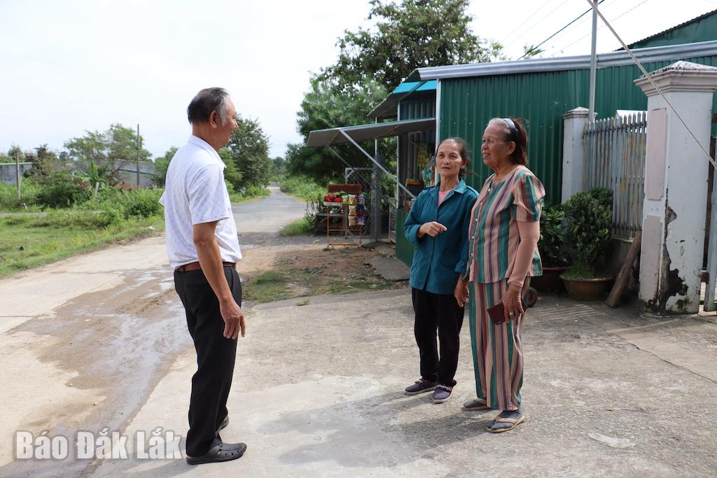 A Sra. Sao H Phon (capa à direita) discutiu e compreendeu as condições de vida dos moradores da aldeia.