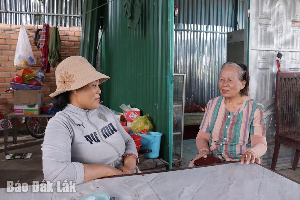 ...Perto dos moradores locais, conversa com eles.