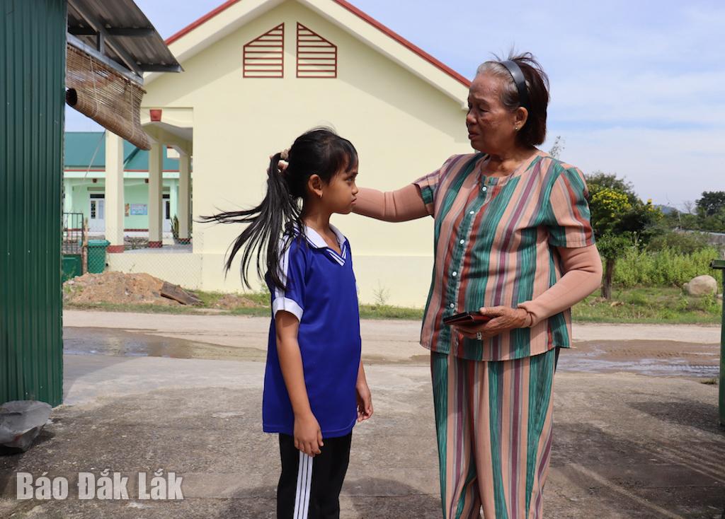 A Sra. Sao H Phon incentiva as crianças da aldeia a se concentrarem nos estudos.