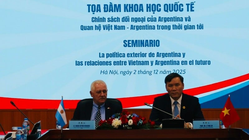 ベトナム社会科学アカデミー会長のレ・ヴァン・ロイ教授と、駐ベトナムアルゼンチン特命全権大使のマルコス・アントニオ・ベドナルスキー氏が議論の議長を務めた。（写真：KHAC KIEN）