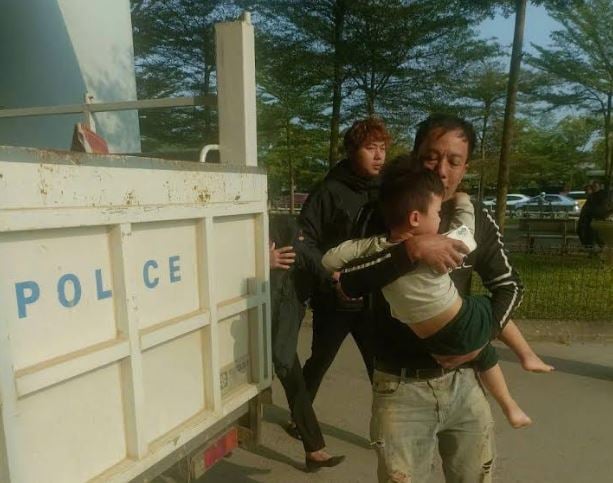 A polícia da comuna de Viet Hong prestou auxílio imediato no encaminhamento do paciente ao pronto-socorro.