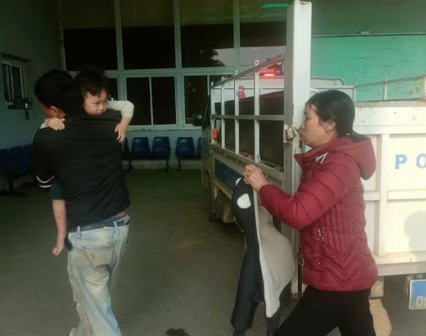 A polícia da comuna de Viet Hong prestou auxílio imediato no encaminhamento do paciente ao pronto-socorro. -1