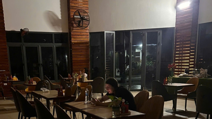 ڈونگ ڈونگ وارڈ میں ریزورٹ کی بجلی ختم ہوگئی جبکہ جنریٹر میں صرف استقبالیہ کے علاقے اور ریستوراں کے لیے کافی طاقت تھی۔