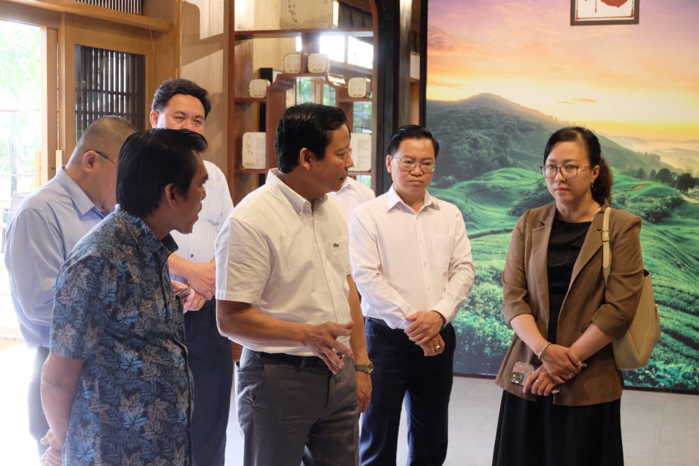 Phó Chủ tịch UBND tỉnh Tây Ninh Phạm Tấn Hòa cùng sở, ngành khảo sát địa điểm tổ chức triển lãm