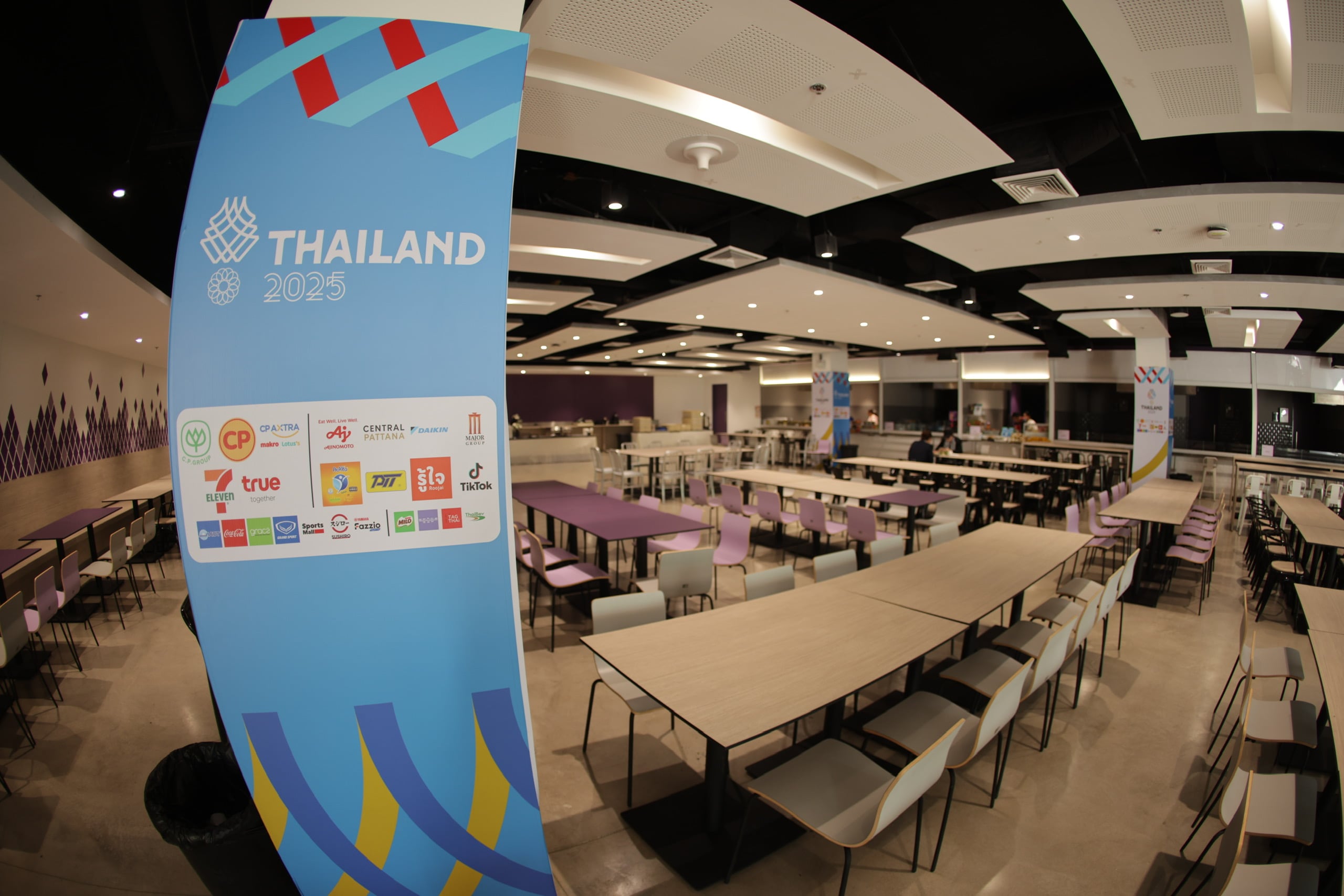 Trung tâm báo chí SEA Games 33 siết chặt an ninh, phóng viên tất bật nhận thẻ tác nghiệp - Ảnh 1.