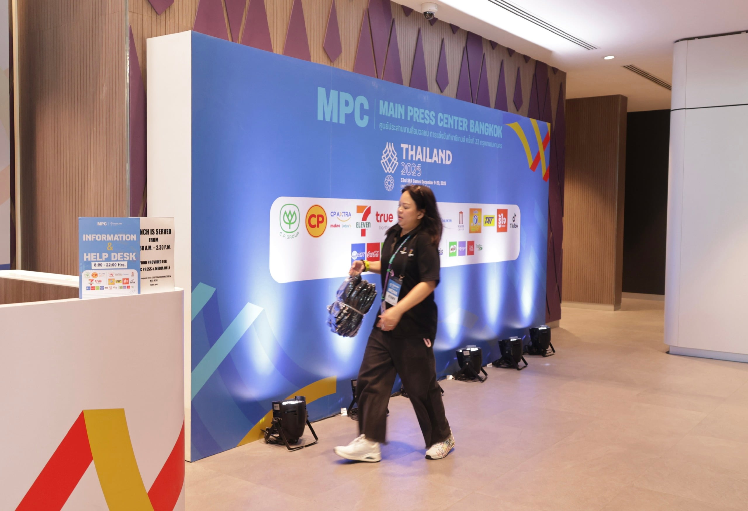 Trung tâm báo chí SEA Games 33 siết chặt an ninh, phóng viên tất bật nhận thẻ tác nghiệp - Ảnh 2.