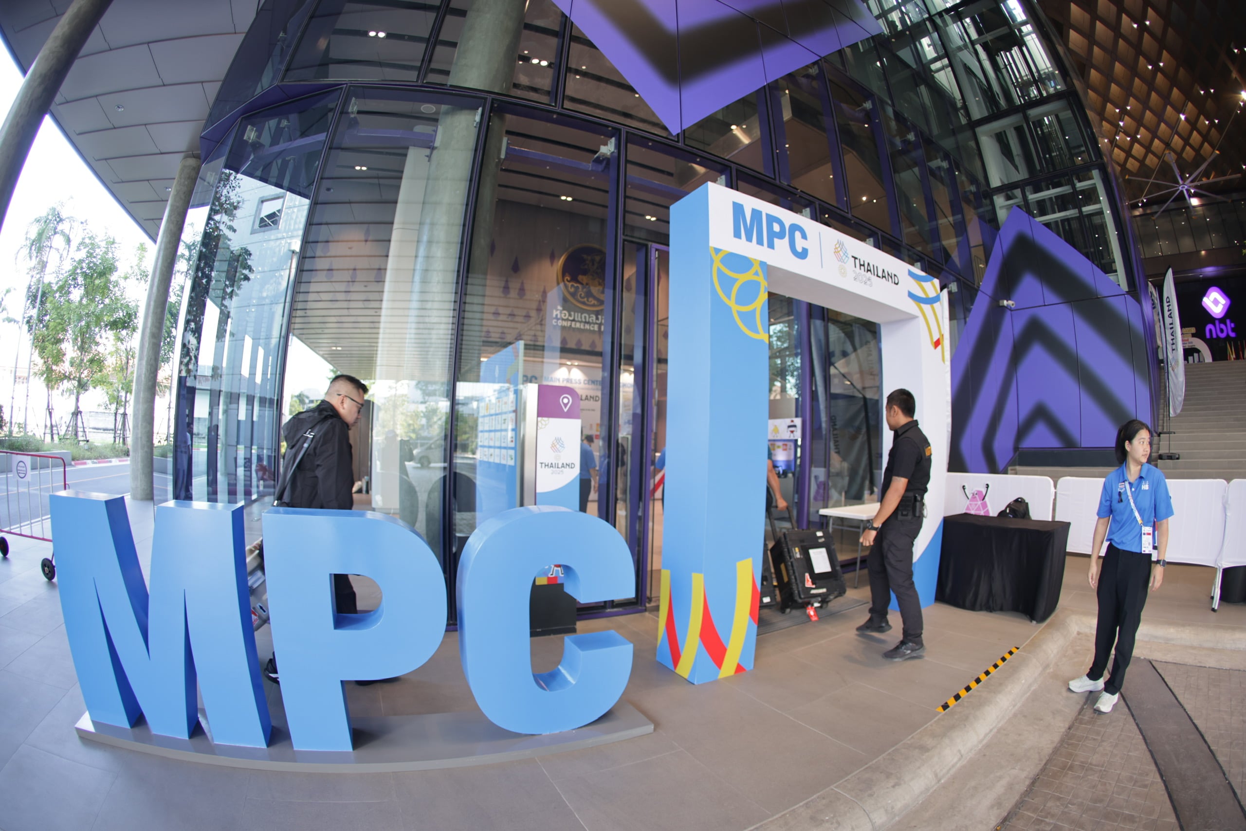 Trung tâm báo chí SEA Games 33 siết chặt an ninh, phóng viên tất bật nhận thẻ tác nghiệp - Ảnh 3.