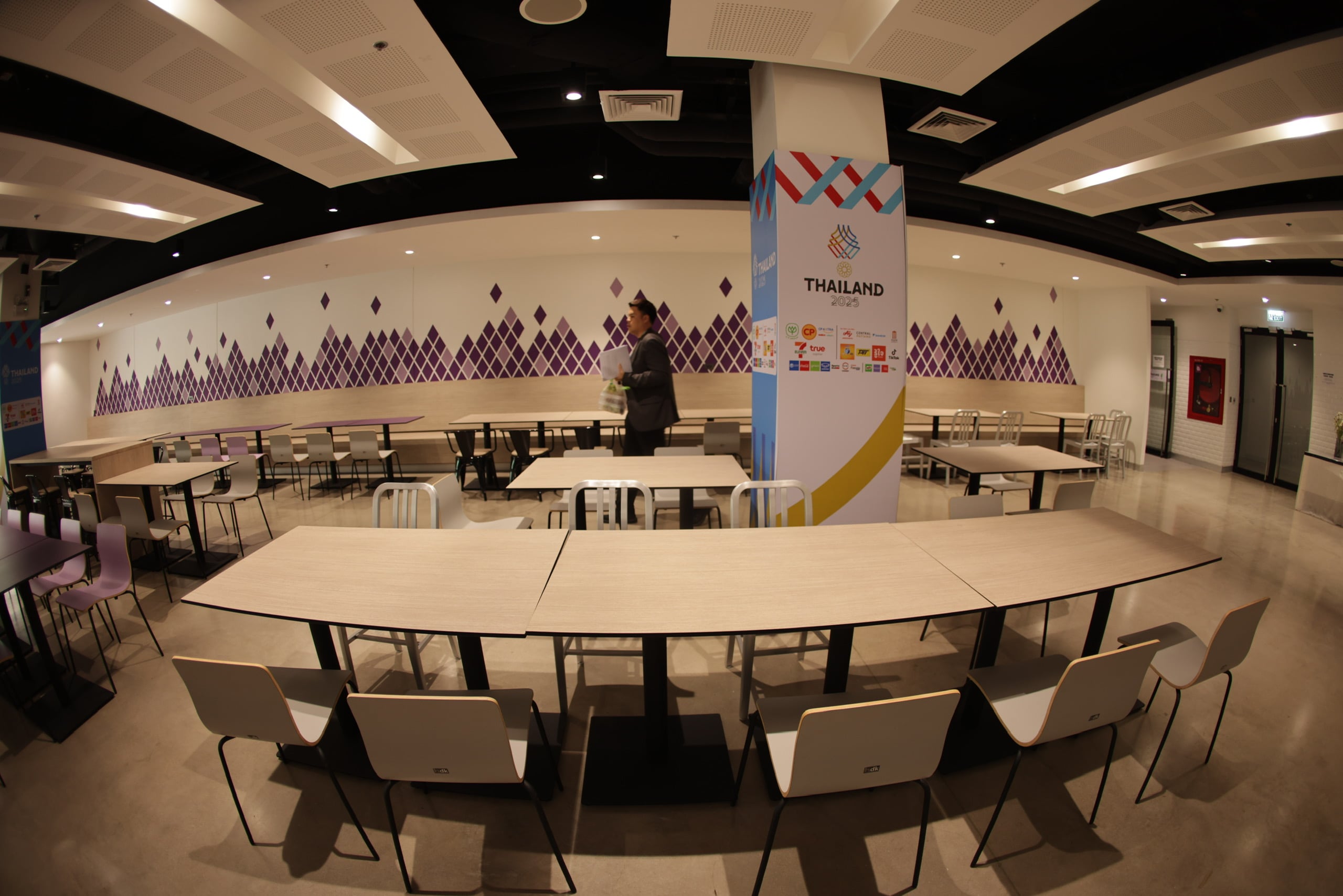 Trung tâm báo chí SEA Games 33 siết chặt an ninh, phóng viên tất bật nhận thẻ tác nghiệp - Ảnh 4.