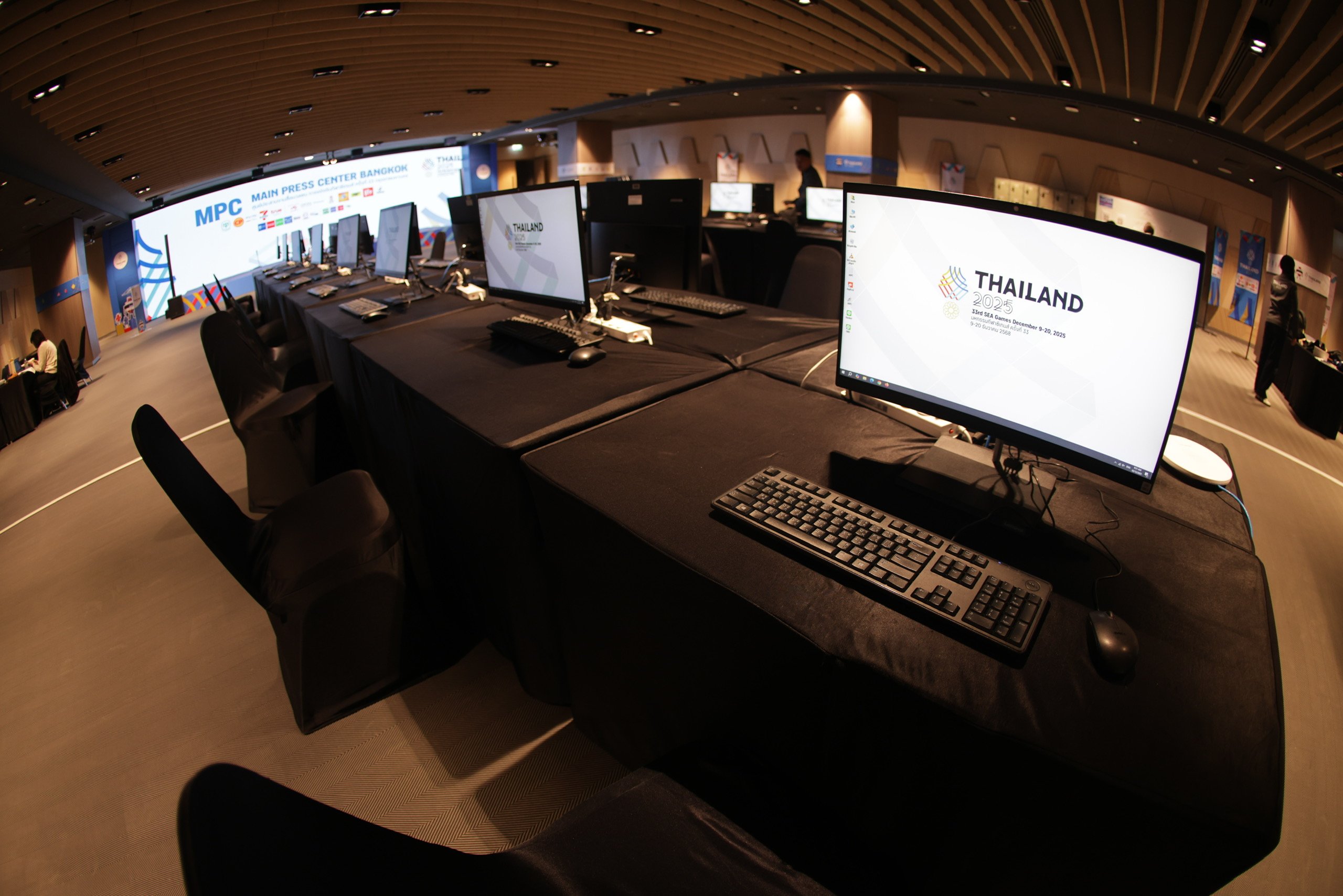 Trung tâm báo chí SEA Games 33 siết chặt an ninh, phóng viên tất bật nhận thẻ tác nghiệp - Ảnh 7.