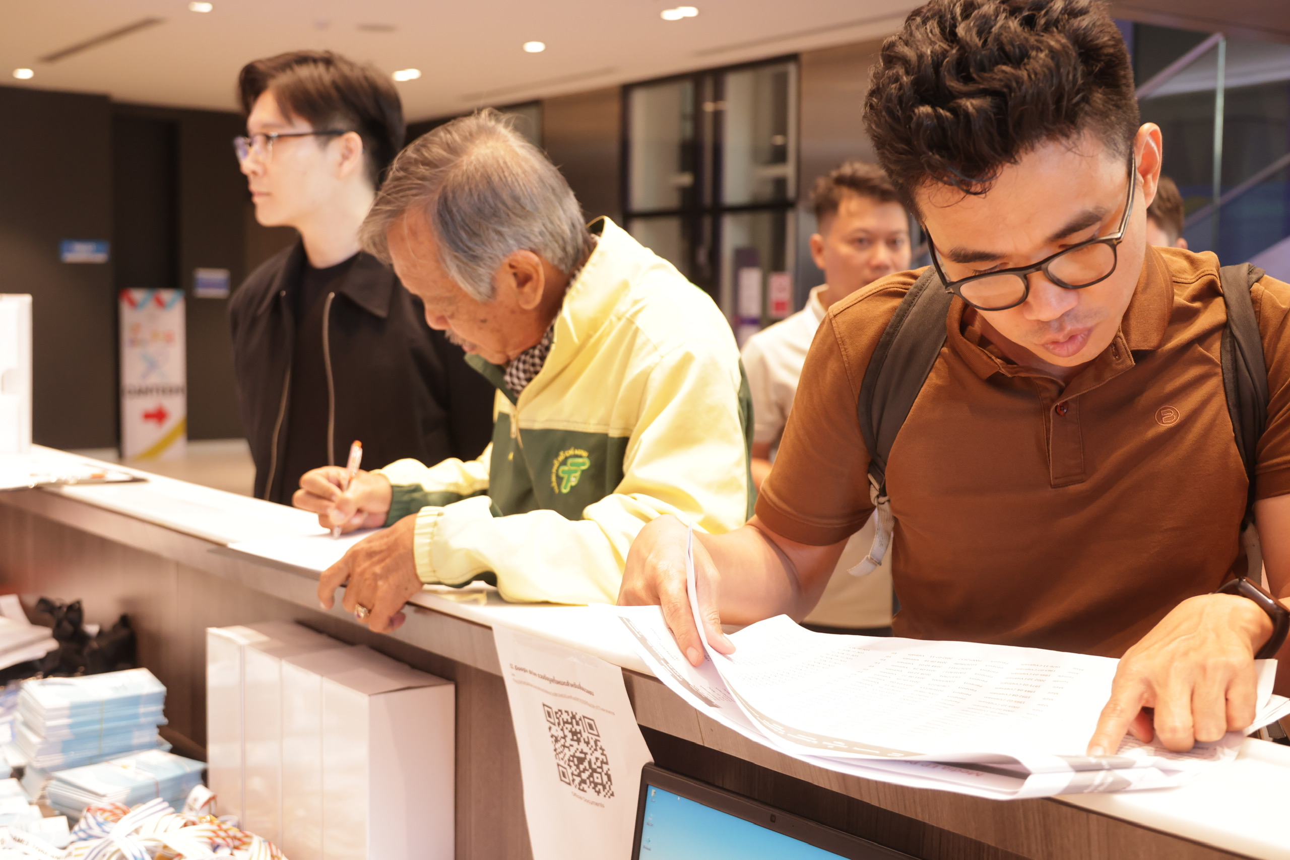 Trung tâm báo chí SEA Games 33 siết chặt an ninh, phóng viên tất bật nhận thẻ tác nghiệp - Ảnh 10.