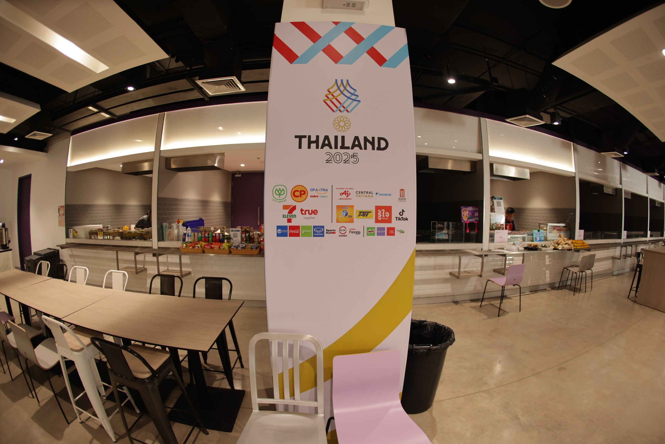 Trung tâm báo chí SEA Games 33 siết chặt an ninh, phóng viên tất bật nhận thẻ tác nghiệp - Ảnh 11.