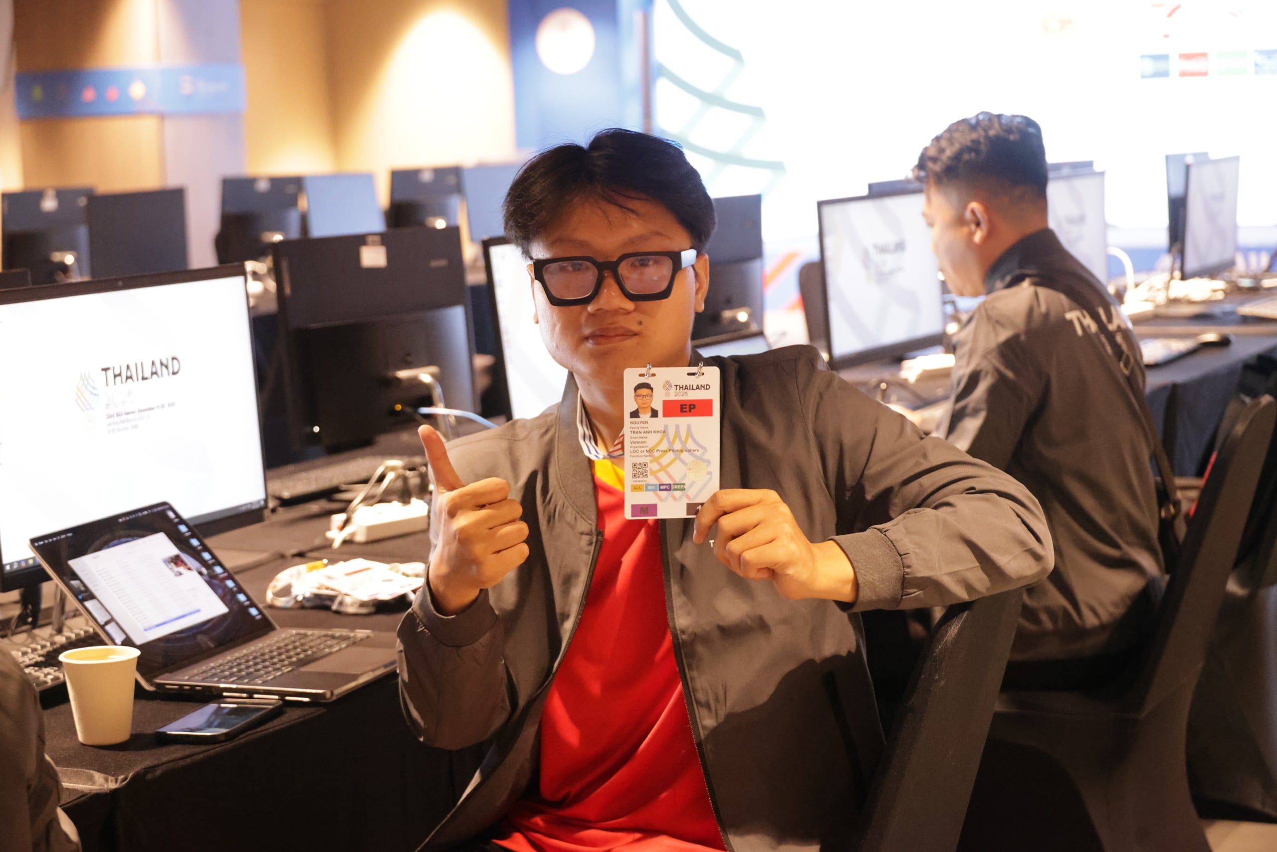 Trung tâm báo chí SEA Games 33 siết chặt an ninh, phóng viên tất bật nhận thẻ tác nghiệp - Ảnh 12.