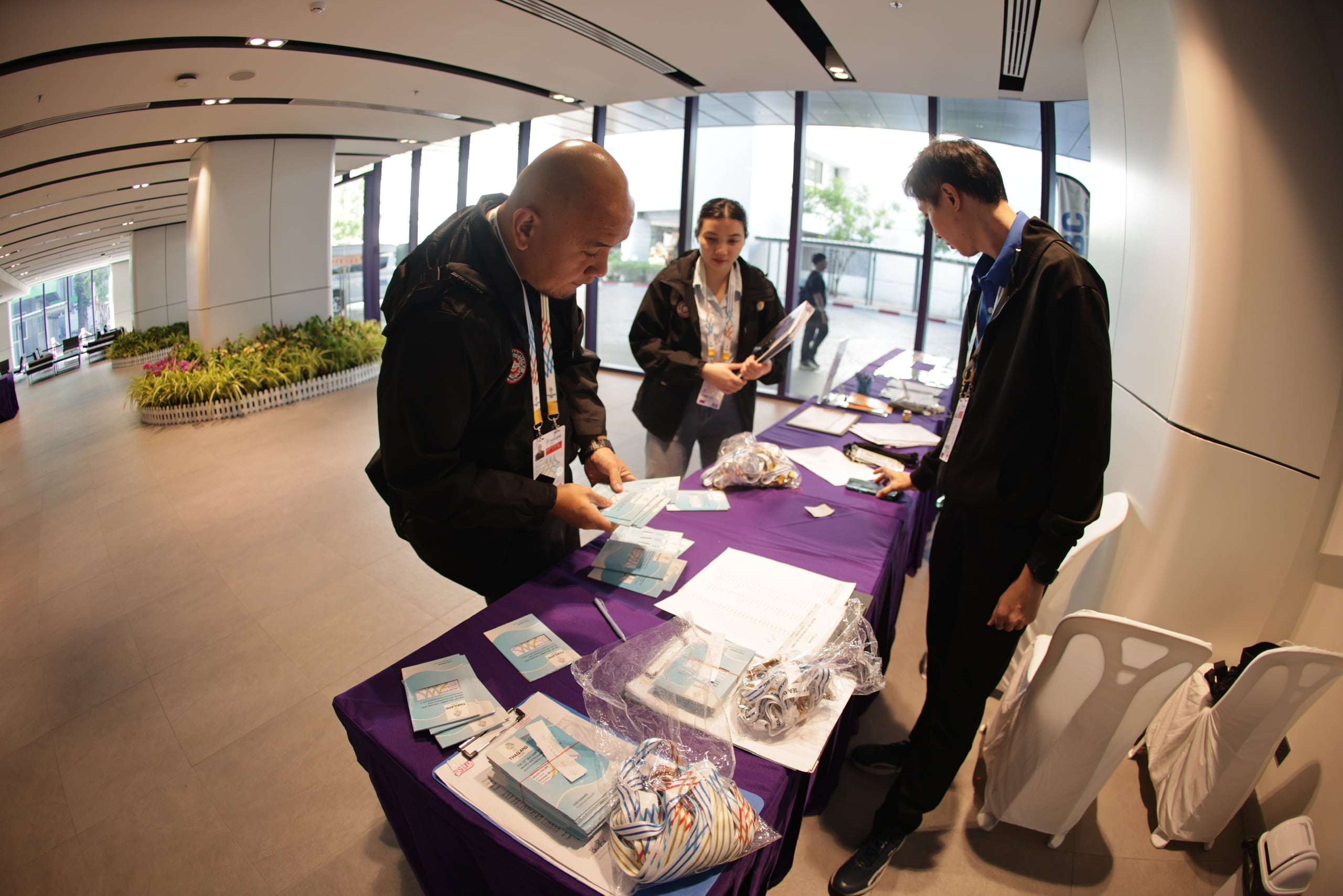 Trung tâm báo chí SEA Games 33 siết chặt an ninh, phóng viên tất bật nhận thẻ tác nghiệp - Ảnh 13.