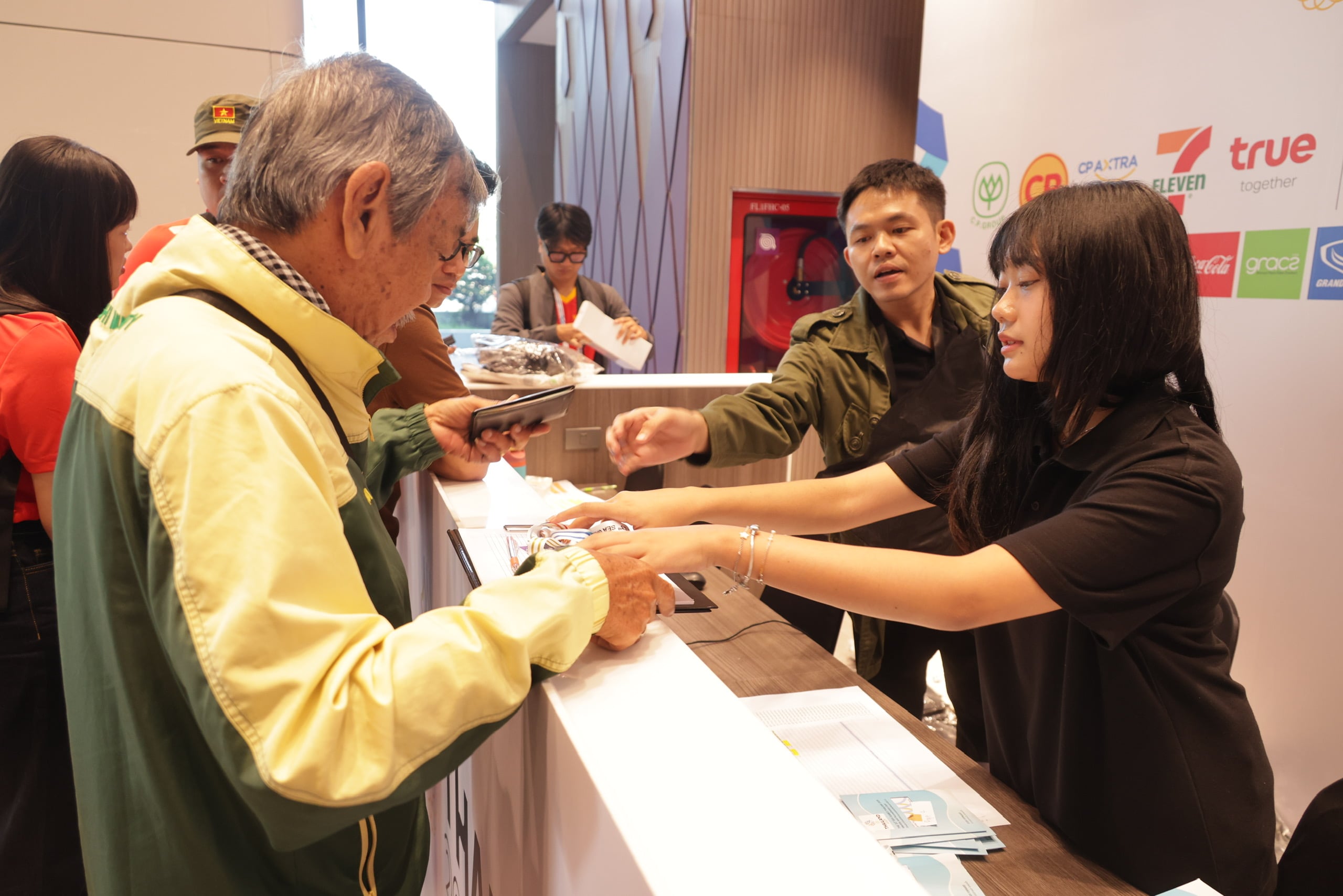 Trung tâm báo chí SEA Games 33 siết chặt an ninh, phóng viên tất bật nhận thẻ tác nghiệp - Ảnh 14.