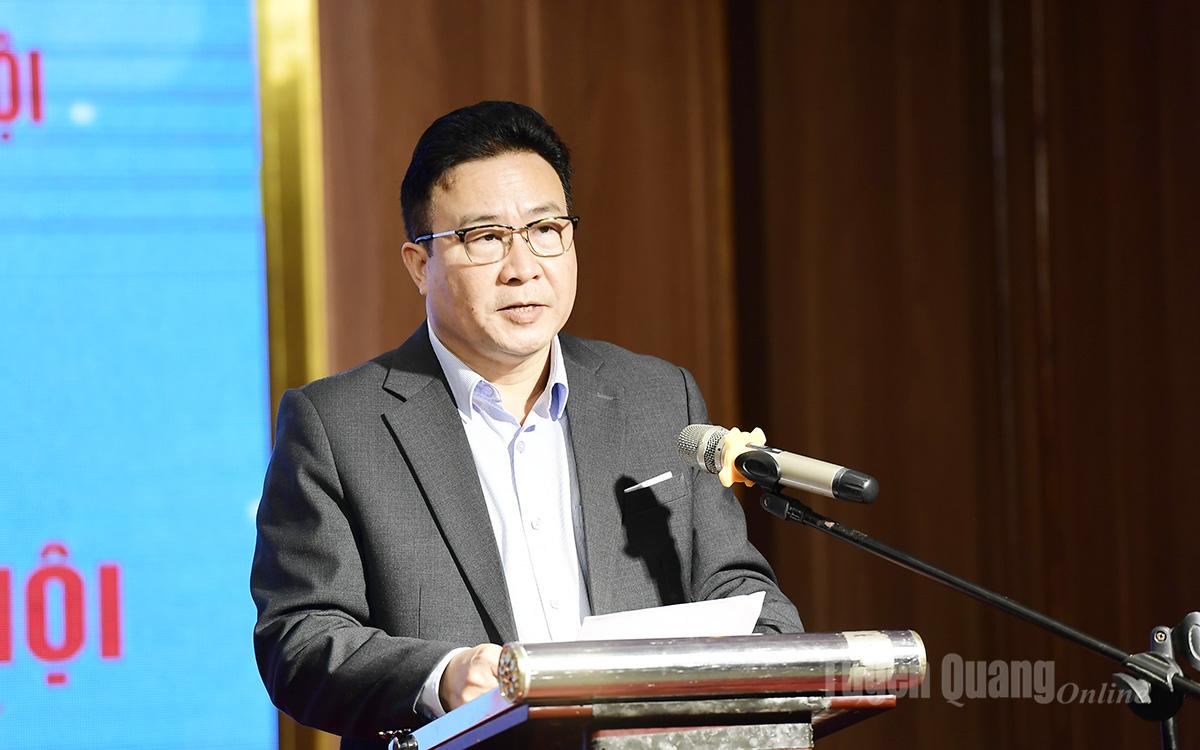 Nguyen Binh Minh elvtárs, a Tuyen Quang Újság, Rádió és Televízió főszerkesztő-helyettese, a Tartományi Újságírók Szövetségének alelnöke beszédet mondott a sajtóügynökségek kulturális környezetének kiépítéséről a sajtótörvény és az újságírók szakmai etikájáról szóló szabályozások végrehajtásával.