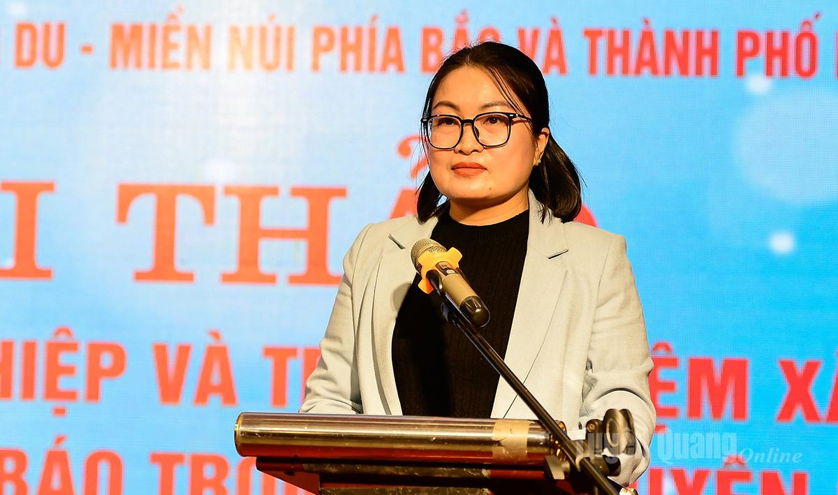 Nguyen Thi Hoai Yen elvtárs, a Tuyen Quang Újság, Rádió és Televízió főszerkesztő-helyettese előadást tartott a Tuyen Quang Újság, Rádió és Televízió című kiadványról, amelyben a pártépítéssel kapcsolatos propagandamunka tartalmának és formájának megújításáról beszélt.