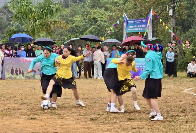 Sôi động giải bóng đá nữ các dân tộc thiểu số ở Bình Liêu- Ảnh 1.