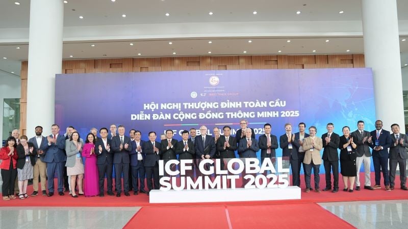 ہو چی منہ شہر کے رہنماؤں نے کانفرنس کے مندوبین کے ساتھ یادگاری تصاویر لیں۔