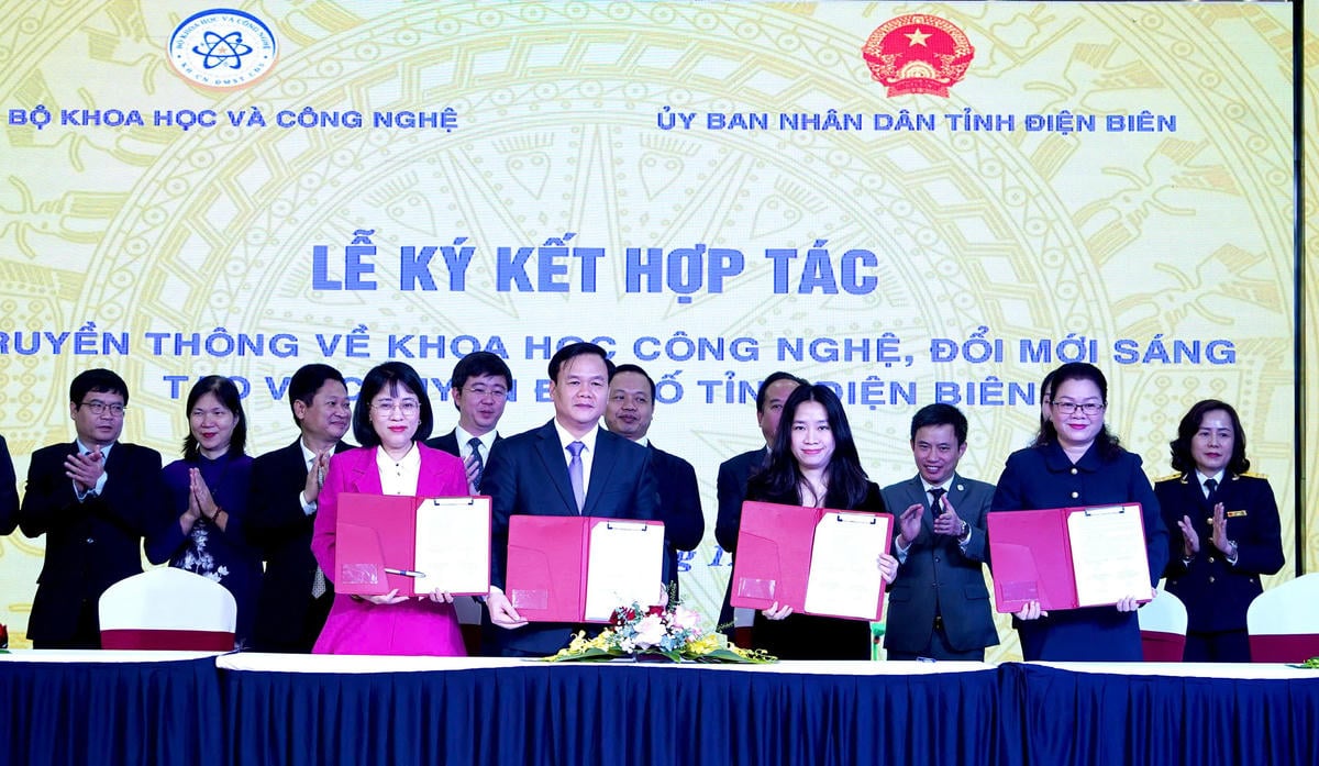 Signeringsseremoni for kommunikasjonssamarbeid om vitenskap og teknologi, innovasjon og digital transformasjon i Dien Bien-provinsen.