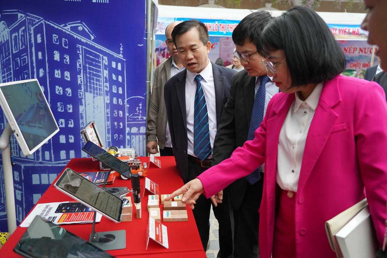 Présentation des applications de technologie numérique « Fabriqué au Vietnam »