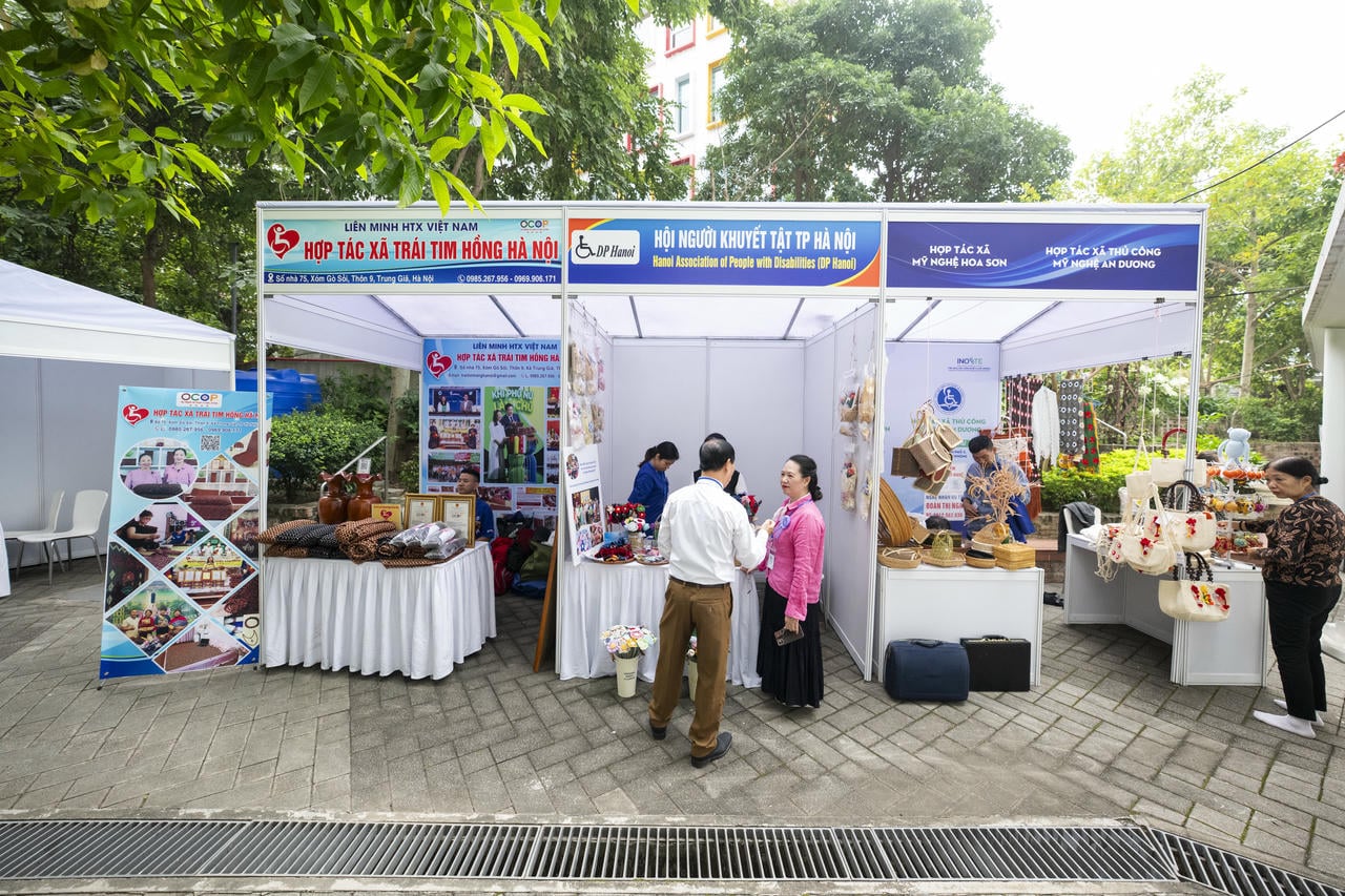 베트남 과학기술환경연구소(IST) 소장인 레 투안 안(Le Tuan An) 씨에 따르면, 베트남 협동조합연합(VCEA)은 장애인의 사회 통합을 촉진하는 데 있어 집단 경제 부문의 중요성을 강조했습니다. 