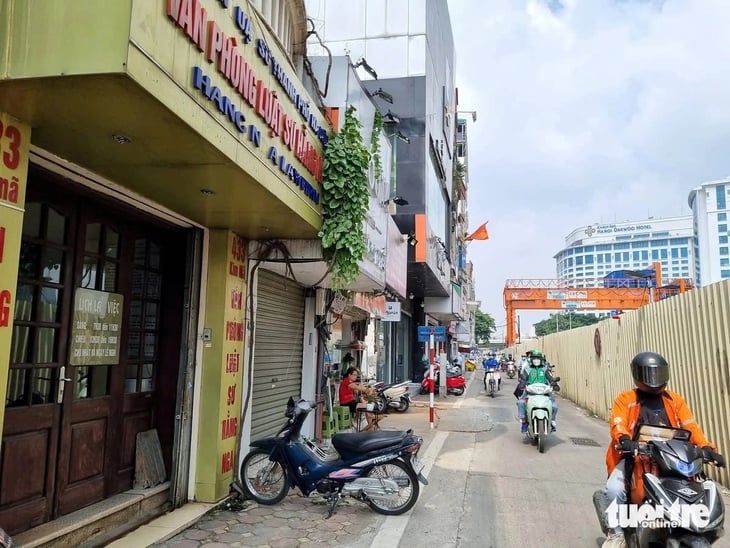 Hàng loạt dự án thi công rào chắn đường, Hà Nội yêu cầu tháo dỡ để tránh ùn tắc - Ảnh 1.