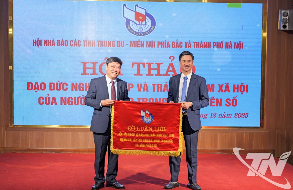 Ledarna för Tuyen Quang provinsiella journalistförening överlämnade den roterande flaggan för att organisera 2026 års konferens till ledarna för Bac Ninh provinsiella journalistförening.