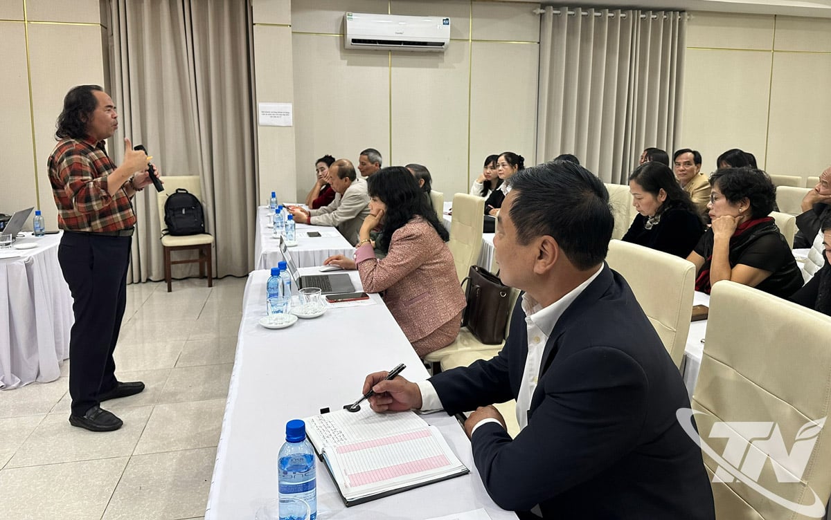 Profesor asociat, doctor, scriitor - critic Van Gia, fost șef al Departamentului de Compoziție și Critică Literară al Universității de Cultură din Hanoi, discută cu studenții.