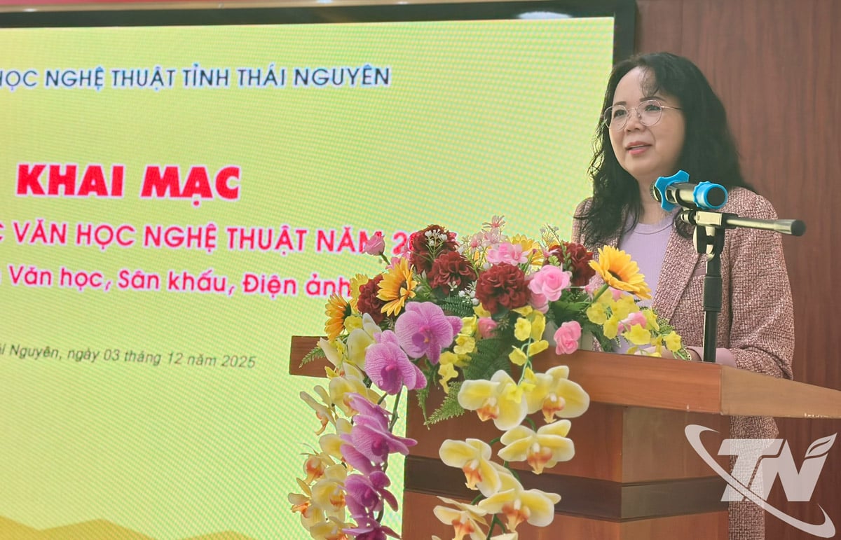 Poeta Nguyen Thuy Quynh, președinta Asociației de Literatură și Arte din provincia Thai Nguyen, a vorbit la ceremonia de deschidere.