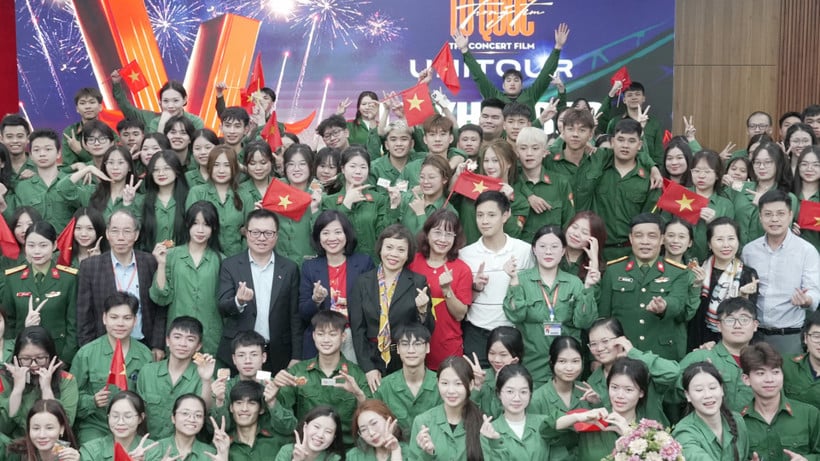 Зелений колір солдатської форми поєднується з червоним прапором із жовтою зіркою: студенти Університету Дай Нам з «Батьківщиною в серцях»