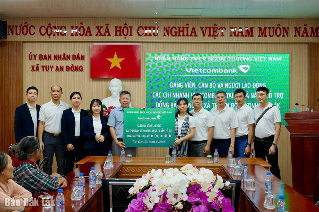 គណៈប្រតិភូការងាររបស់សាខា Vietcombank នៅទីក្រុង Da Nang និង Vietcombank Phu Yen បានធ្វើបទបង្ហាញជានិមិត្តសញ្ញាជួយដល់ជនរងគ្រោះដោយទឹកជំនន់នៅឃុំ Tuy An Dong។