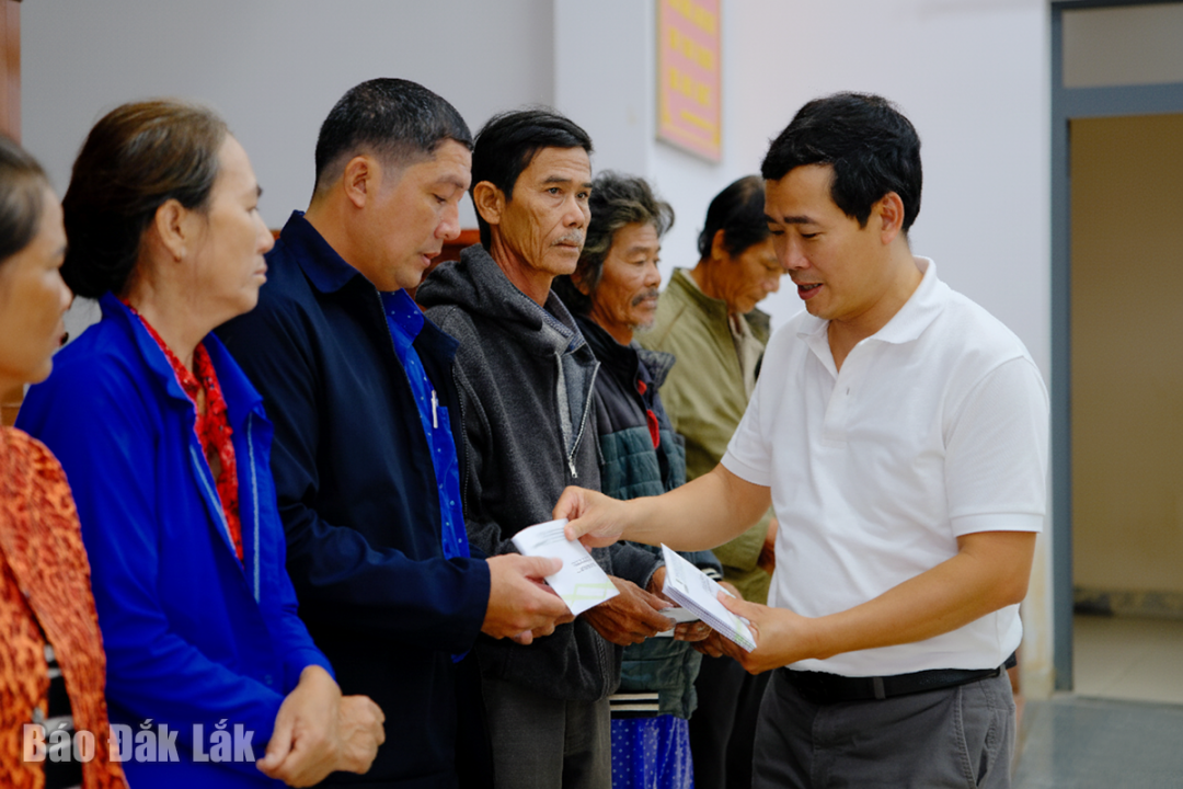 តំណាងសាខាធនាគារ Vietcombank នៅទីក្រុង Da Nang ប្រគល់អំណោយជួយឧបត្ថម្ភប្រជាជននៅតំបន់លិចលង់ Dong Hoa។