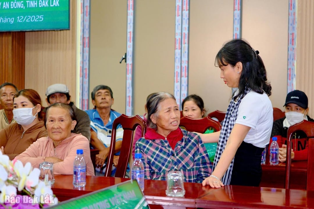 លោកស្រី Nguyen Thi Lan Huong នាយករងធនាគារ Vietcombank Da Nang បានចុះសួរសុខទុក្ខ និងលើកទឹកចិត្តប្រជាជនដែលទទួលរងការខាតបង់យ៉ាងធ្ងន់ធ្ងរដោយសារទឹកជំនន់នៅឃុំ Tuy An Dong។