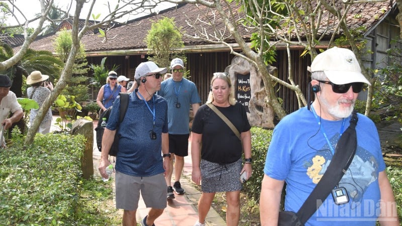 Foreign tourists visit Mr. Kiet's ancient house on December 2, 2025.