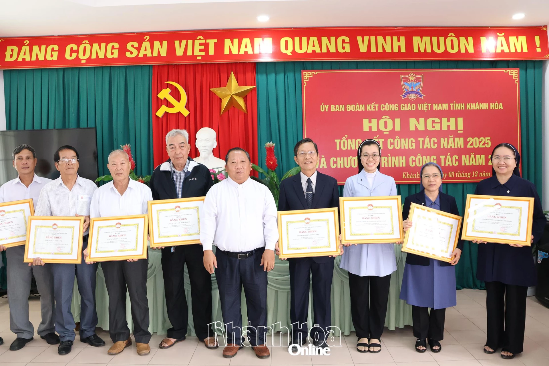 การมอบเกียรติบัตรให้แก่กลุ่มที่มีผลงานโดดเด่นในการขับเคลื่อนความสามัคคีระดับชาติเพื่อสร้างพื้นที่ชนบทใหม่ พื้นที่เมืองที่เจริญ และการใช้ชีวิตที่ดีในศาสนา ในปี 2568